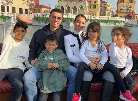 نشرت صور من مدينة الملاهي.. جورجينا تظهر مدى سعادتها مع رونالدو وأبنائه في الرياض