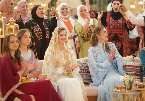 ماذا كتب على فستان رجوة آل سيف .. وكيف ظهرت مع الملكة رانيا في ليلة الحناء